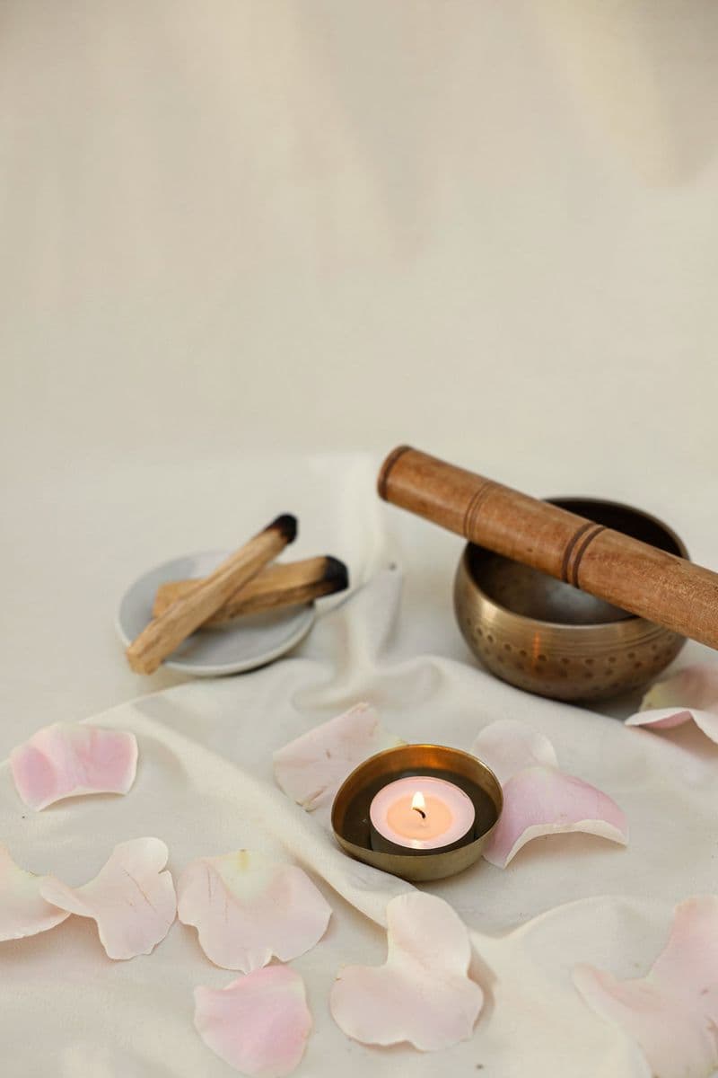 Mísa, svíčka a palo santo