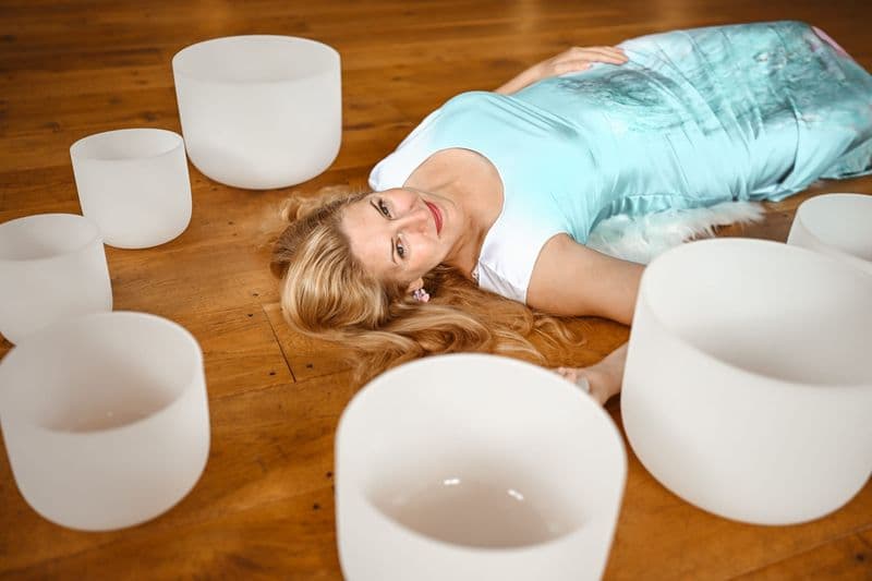 Hanka leží na podlaze mezi křišťálovými mísami